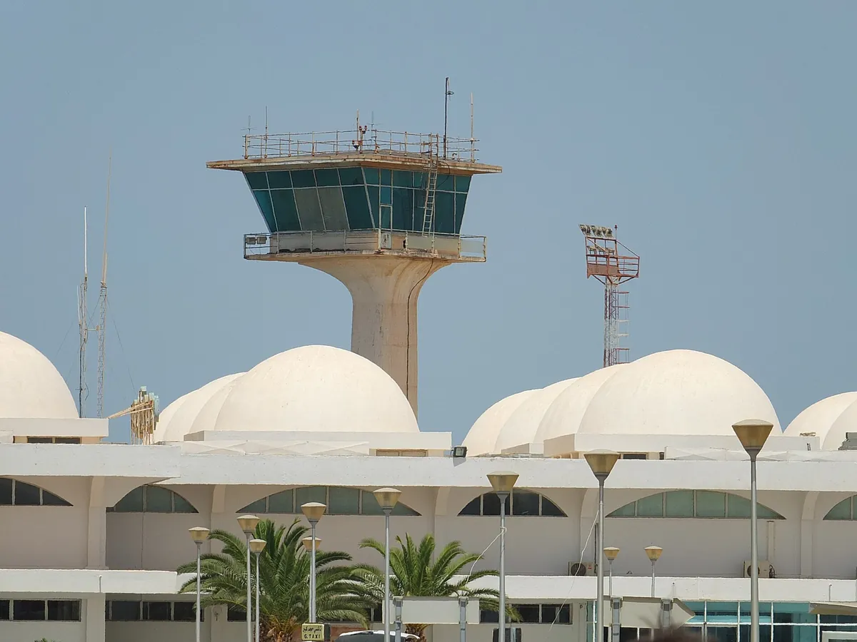 La torre di controllo e le cupole bianche del terminal dell'aeroporto Djerba-Zarzis