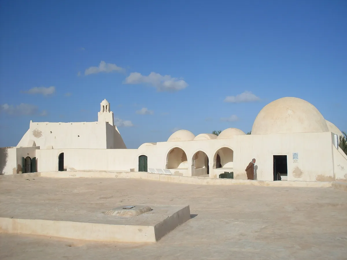 La moschea di Fadhloun a Djerba, bianca, con cupole e minareto sotto il cielo azzurro