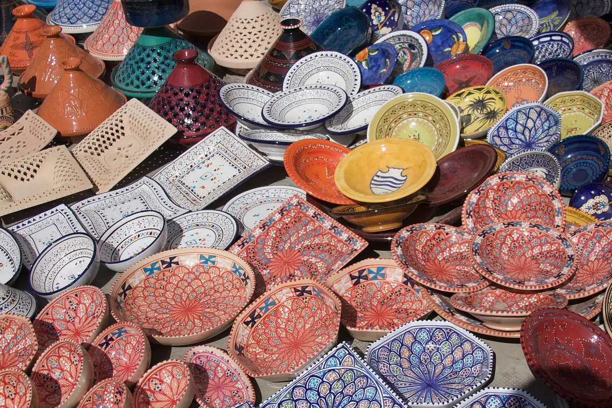 Piatti e ciotole di ceramica dipinta in vendita nel souk di Houmt Souk